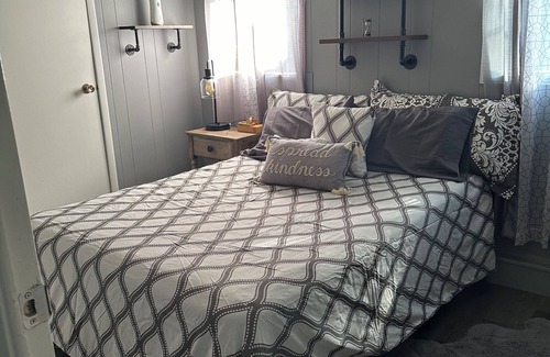 Nauvoo House | Quiet Cozy Cottage