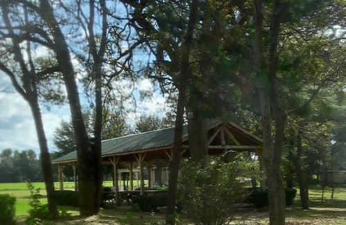 Palestine Cabin | Quiet & Cozy Efficiency Cabin in East Texas