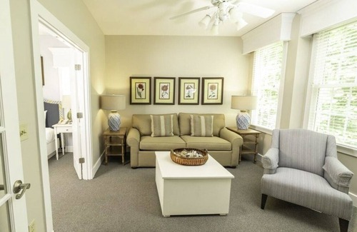 Lackey Resort | Quiet end home. Walk to Water Country, minutes to Busch Gardens, Pools & golf.