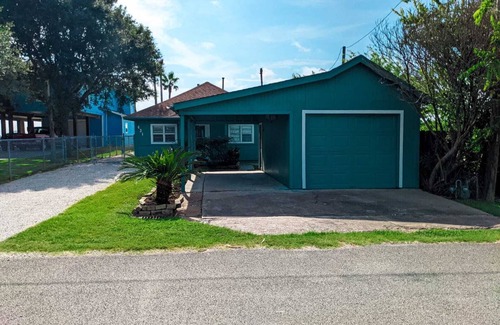 San Leon House | Quiet Family Kept Waterfront Bayhouse With Great Fishing Pier