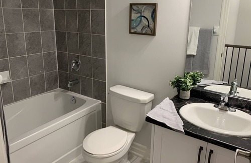 Angus House | Quiet getaway in Angus, ON