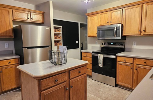 Middleburg House | Quiet Getaway on a Christmas Tree Farm w/Beautiful Views & a Hot Tub