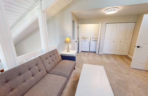 Sunriver Condo | Quiet Hideaway with A/C, BBQ & Lodge Charm