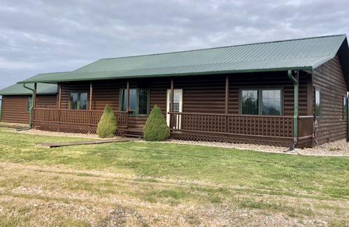 Inavale Cabin | Quiet Hilltop Log Cabin
