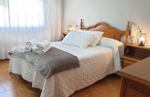 Boiro House | Quiet holiday home for up to 10 people, with garden, near the beach