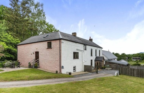 Llanfihangel Tal-y-llyn House | Quiet location, 4 bedroom, 4 bath, barn, six miles Brecon. Dog friendly.