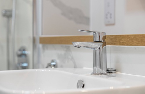 Leatherhead Apartment | Quiet Luxe Escape 65s Only