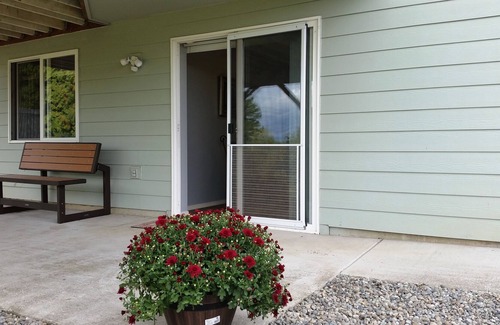 Puyallup Apartment | Quiet Nature Abounds at this Luxurious Apartment