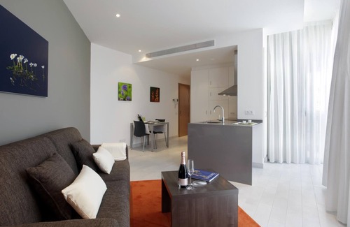 Les Corts Apartment | Quiet one-bedroom apartment and sofa bed