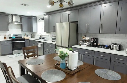 Barker House | Quiet & Relax Getaway- Pool Table, Grill, &Netflixnn