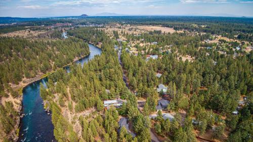 Deschutes River Woods House | Quiet River Bend Cabin by AvantStay 35 Mins to Mt Bachelor 10 Mins to Town Centre Hot Tub