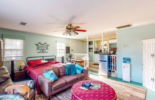 Fort Valley Cabin | Quiet studio backed by woods, large dog-friendly yard