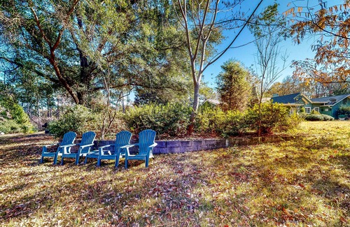 Fort Valley Cabin | Quiet studio backed by woods, large dog-friendly yard