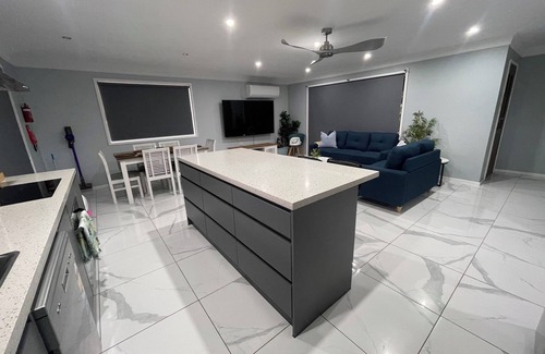 Singleton Heights House | Quiet suburban four bedroom house near shops and RSL club with restaurant.