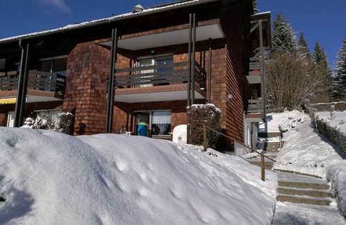 Titisee-Neustadt Apartment | Quiet, sunny location on the edge of the forest with garden, 10 minutes walk to the lake. New kitchen.