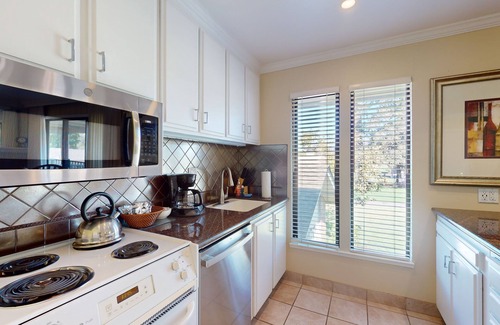 Napa Apartment | Quiet Top-Floor Unit | Private Balcony with Golf Course Views | On-Site Pool