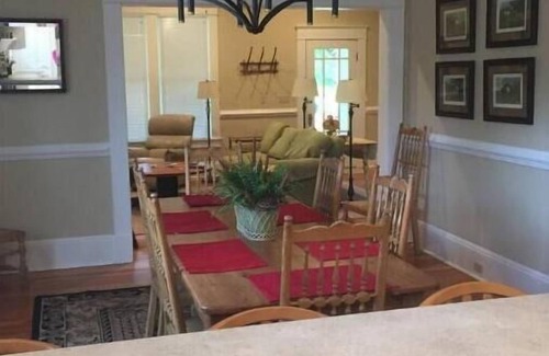 Pitts House | Quiet Wilcox County Retreat-Long Leaf Pine Lodge