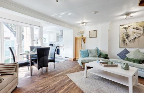 Brentwood Apartment | Quirky 2-Bed Brentwood Home Near High St & Station - With Parking