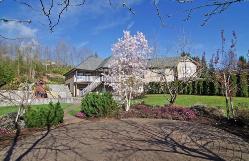 Maple Ridge House | Quite beautiful comforting house in the nature close to the lakes and parks