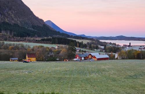 Fraena Cabin | Rødseth gårdsovernatting Hytter