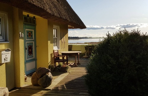 Garz/Rugen House | Rügenferien Unter Reet auf Großem Wassergrundstück