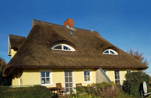 Garz/Rugen House | Rügenferien Unter Reet auf Großem Wassergrundstück
