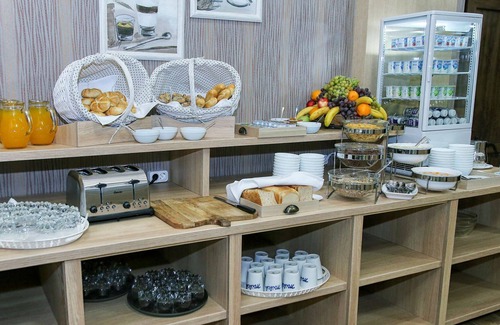 Craiova Apartment | R 1116 David’s Deluxe Double Room With Break Fast, Mini-Bar & Guest Laundry