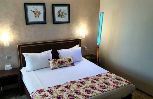 Craiova Apartment | R 1116 David’s Deluxe Double Room With Break Fast, Mini-Bar & Guest Laundry