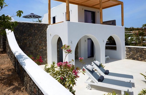 Exo Gialos Villa | R 1473 Ammos with Bottle of Wine upon Arrival, Pool View & Soundproof Windows.