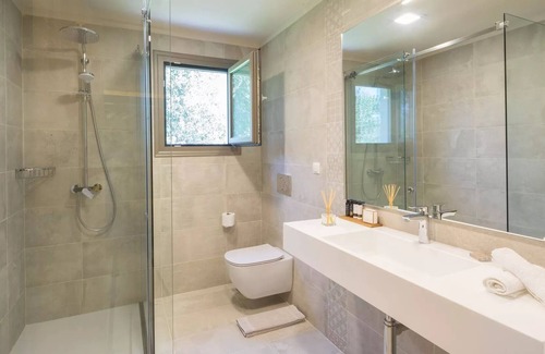 Agios Matthaios Villa | R 3250 Villa Hampton With Bath Amenities ,Coffee Facilities & Garden View.