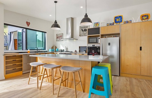 Raglan House | R and R at Robertson - Raglan Holiday Home