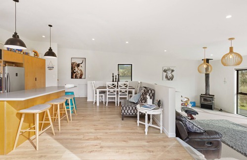 Raglan House | R and R at Robertson - Raglan Holiday Home