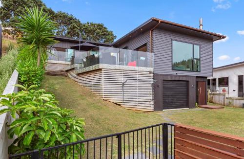 Raglan House | R and R at Robertson - Raglan Holiday Home