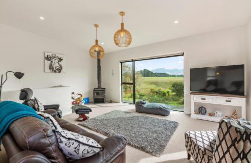 Raglan House | R and R at Robertson - Raglan Holiday Home