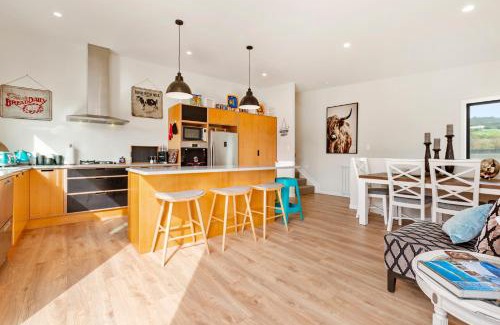Raglan House | R and R at Robertson - Raglan Holiday Home