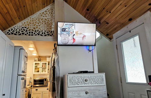 Newport Cottage | R & R's Modern Retreat