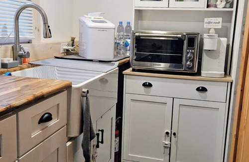 Newport Cottage | R & R's Modern Retreat