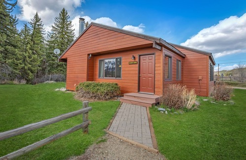 Clark Cabin | Rabbit Ears - Relax in the mountain air!