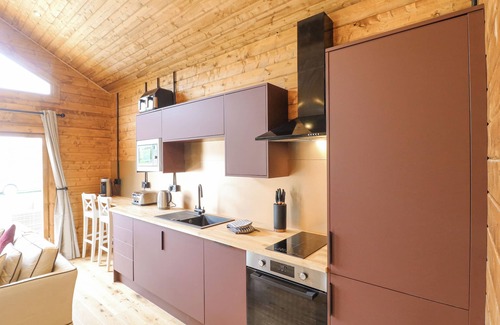 South Luffenham Cottage | RABBIT HOLE, pet friendly, with hot tub in Stamford