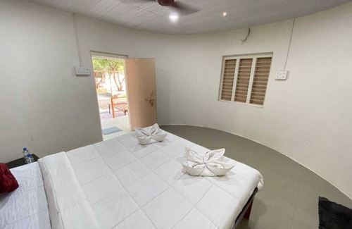 Maliya Hotel | Radhe Farm (200mtr from Devaliya Park)