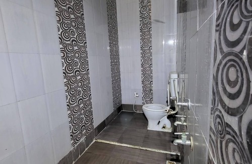 Maliya Hotel | Radhe Farm (200mtr from Devaliya Park)