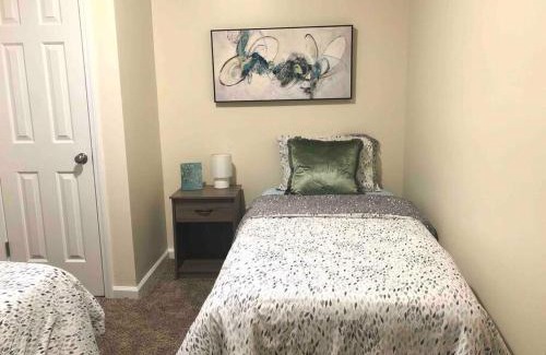 Durham House | * Radiant Retreat * King Bed * Long Term Stays *