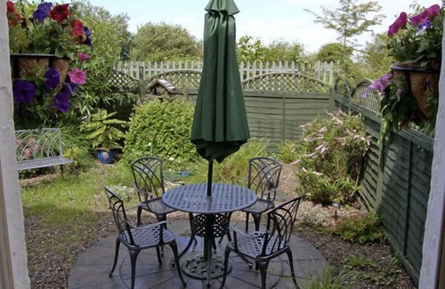 Fairbourne Cottage | RAILWAY COTTAGE, family friendly, with a garden in Fairbourne