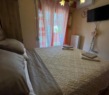 Pylaia-Chortiatis House | Rainbow Floor