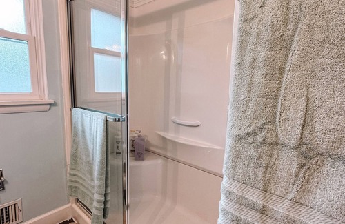 Leland Grove House | Rainbow Retreat ~ 3-bedroom fun loving home full of color!