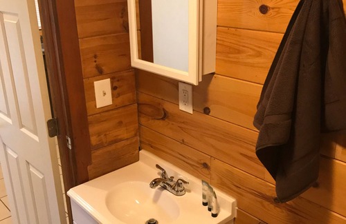 Wellston Hotel | Rainbow Room The Black Bear Inn! Satellite, WiFi, Near River/Trails