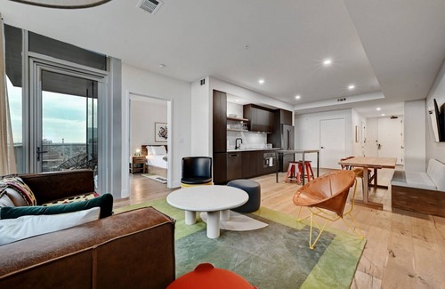 Rainey Street Historic District Condo | Rainey St corner condo with lakeview balcony, home office, pool & gym - dog-friendly
