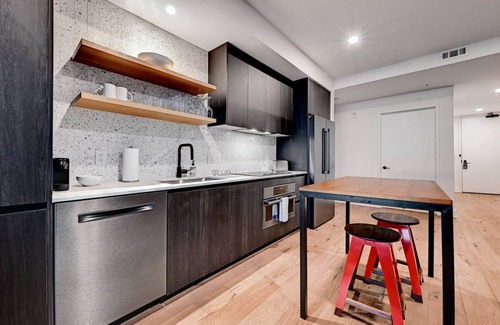 Rainey Street Historic District Condo | Rainey St corner condo with lakeview balcony, home office, pool & gym - dog-friendly