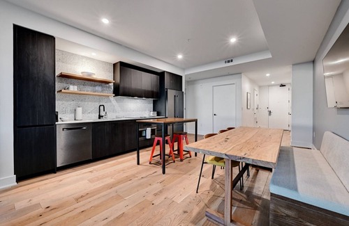 Rainey Street Historic District Condo | Rainey St corner condo with lakeview balcony, home office, pool & gym - dog-friendly