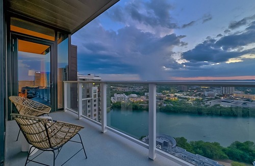 Rainey Street Historic District Condo | Rainey St corner condo with lakeview balcony, home office, pool & gym - dog-friendly